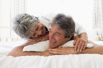 Best Bedding for Sensitive Skin: Organic Cotton vs. Silk Sheets for Seniors